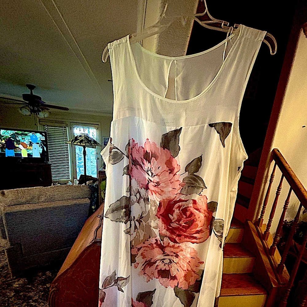Beautiful women’s dress. 100% polyester, machine washable, comfortable.